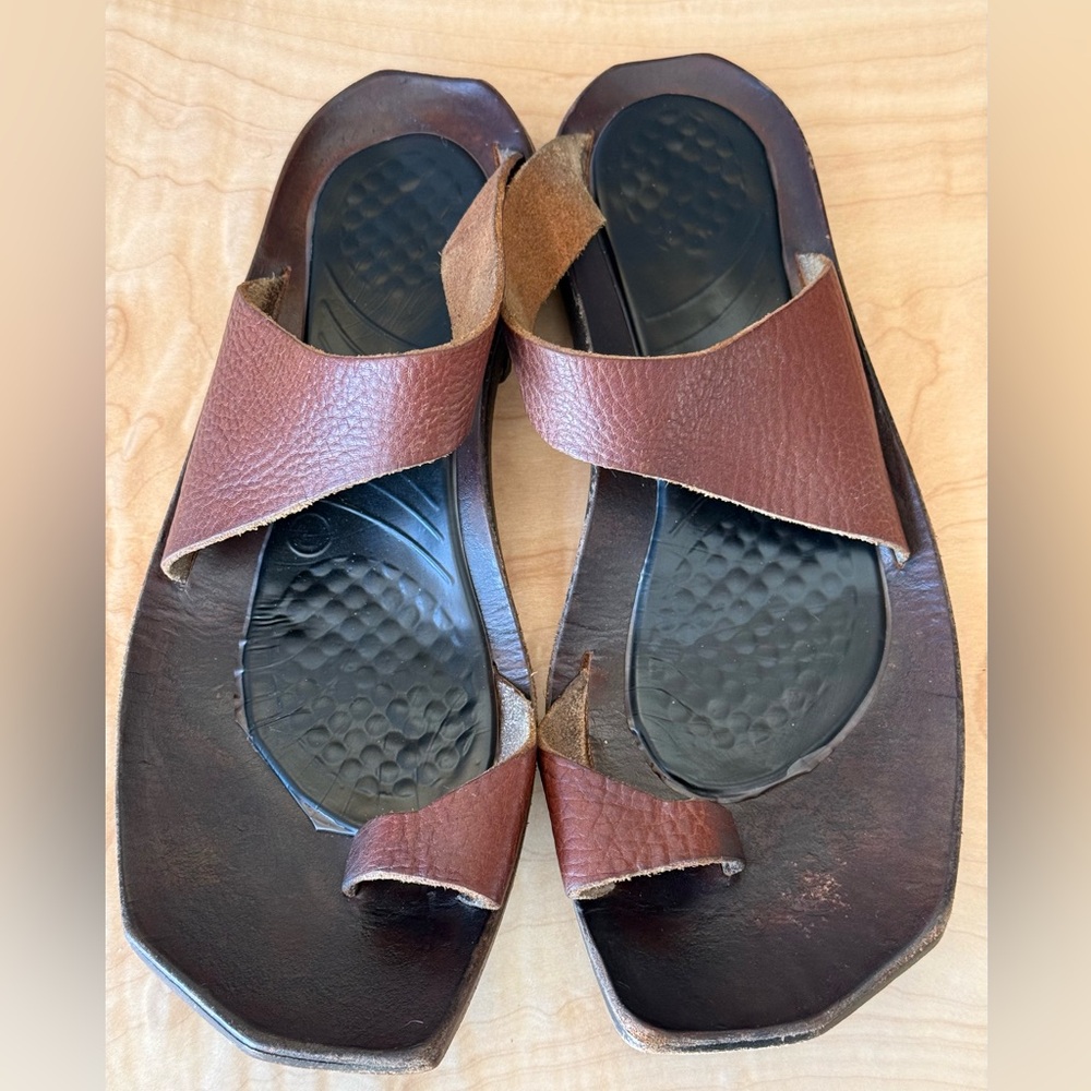 Cydwoq Hillary style sandal, brown pebbled leather, handmade in USA, 39.5 (9.5)